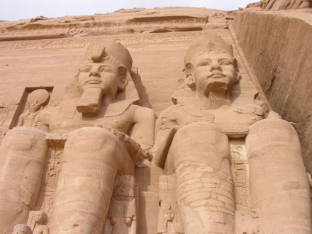 Uśmiechnięty Ramzes II siedzi na tronie, a jego czoło zdobi podwójna korona Górnego i Dolnego Egiptu. #AbuSimbel #Egipt #egzotyczne #Nubia #zwiedzanie #RamzesII