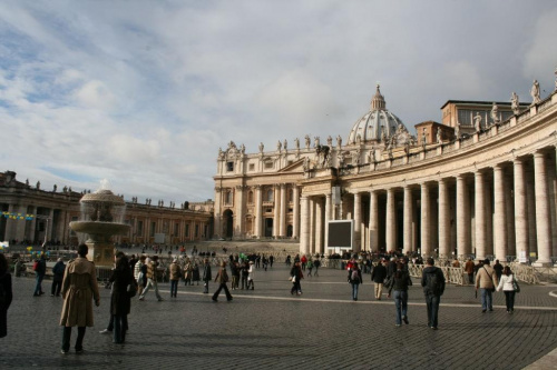 Plac św Piotra, a w oddali Bazylika. #bazylika #Rzym #Watykan #fontanna #Niebo #chmurki