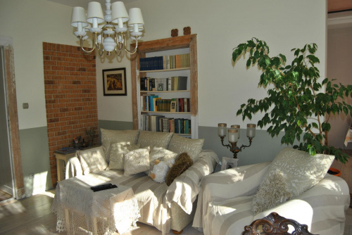 #salon #PokójJasny #oliwka #PastelowaOrchidea #biblioteczka #StylAngielski
