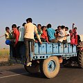 Indie, transport publiczny z częściowymi miejscami wiszącymi
