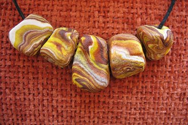 Wisorek - kamienie w odcieniach żółci #biżuteria #kamienie #MasaTermoutwardzalna #modelina #naszyjnik #wisiorek