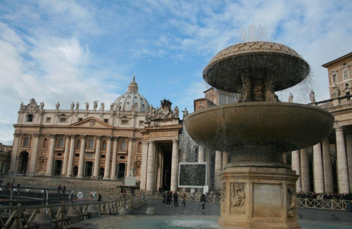 Fontanna Berniniego, a w oddali Bazylika #bazylika #fontanna #kropelki #Rzym #Watykan #Niebo #chmurki