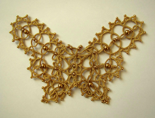 Motyl wykonany techniką frywolitki z nici koral i wplecionych koralików. Można wykorzystać go na przykład jako kolię albo wstawkę koronkową do sukni lub bluzki. #biżuteria #frywolitka #kolia #rękodzieło