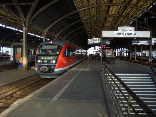 Jednostka Desiro jako pociąg pospieszny z Wrocławia Gł. do Drezna Hbf. tuż przed odjazdem